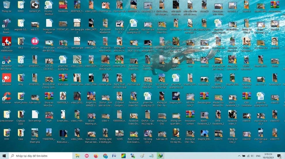 Màn hình desktop trước khi dọn dẹp với nhiều biểu tượng lộn xộn